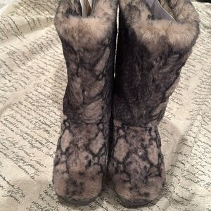 FURRY TALL BOOTS IN SNAKE PRINT. SUPER CUTE & COZY! RUNNING NOW 20% OFF!!